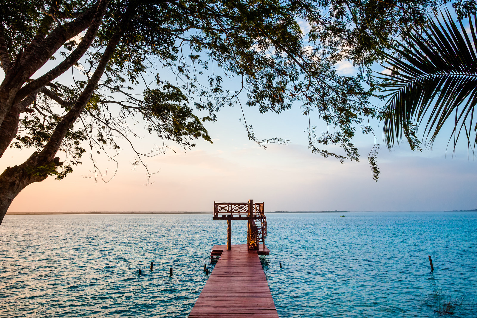 Muelle hacia la laguna al amanecer