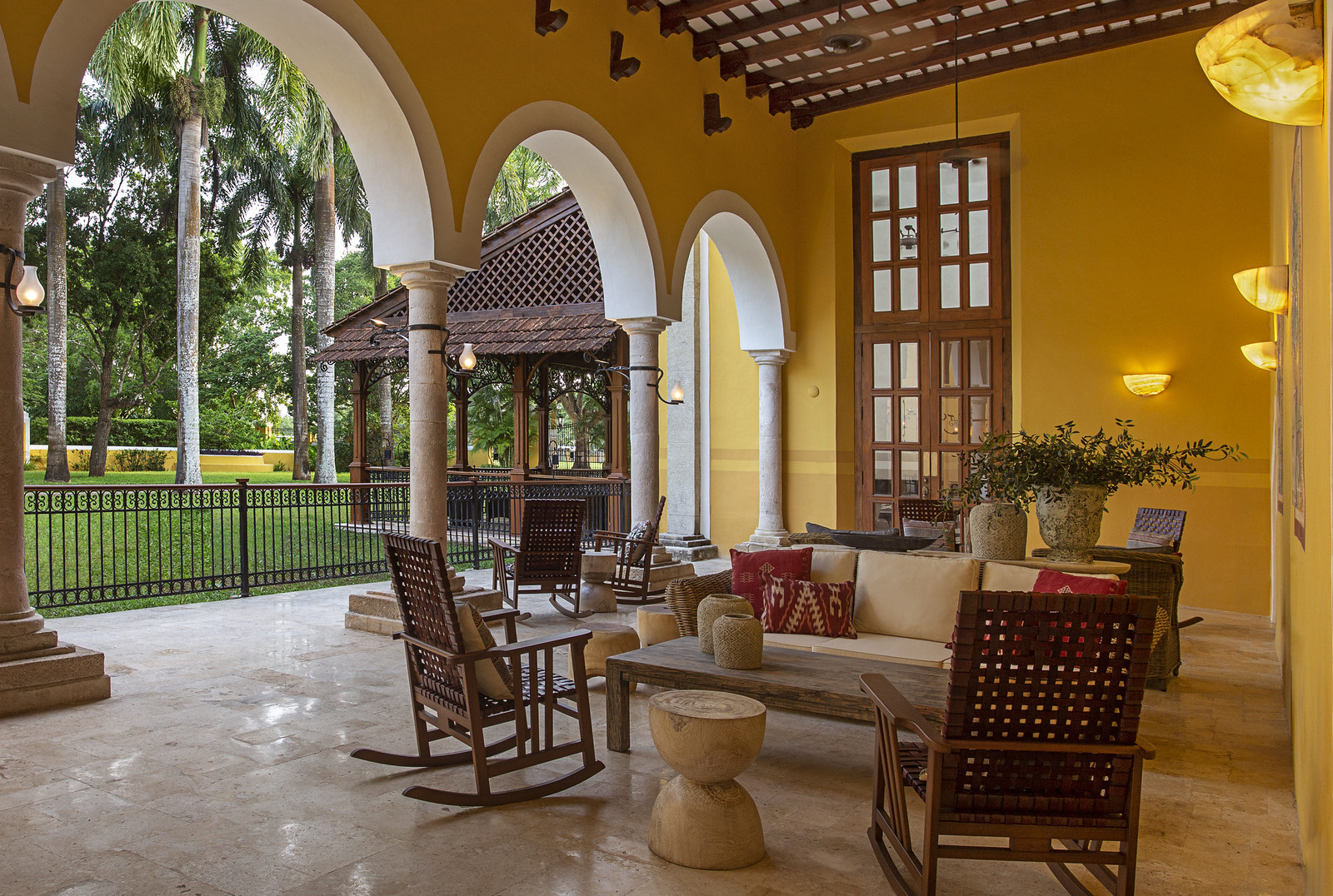 Terraza con arcos y mecedoras yucatecas