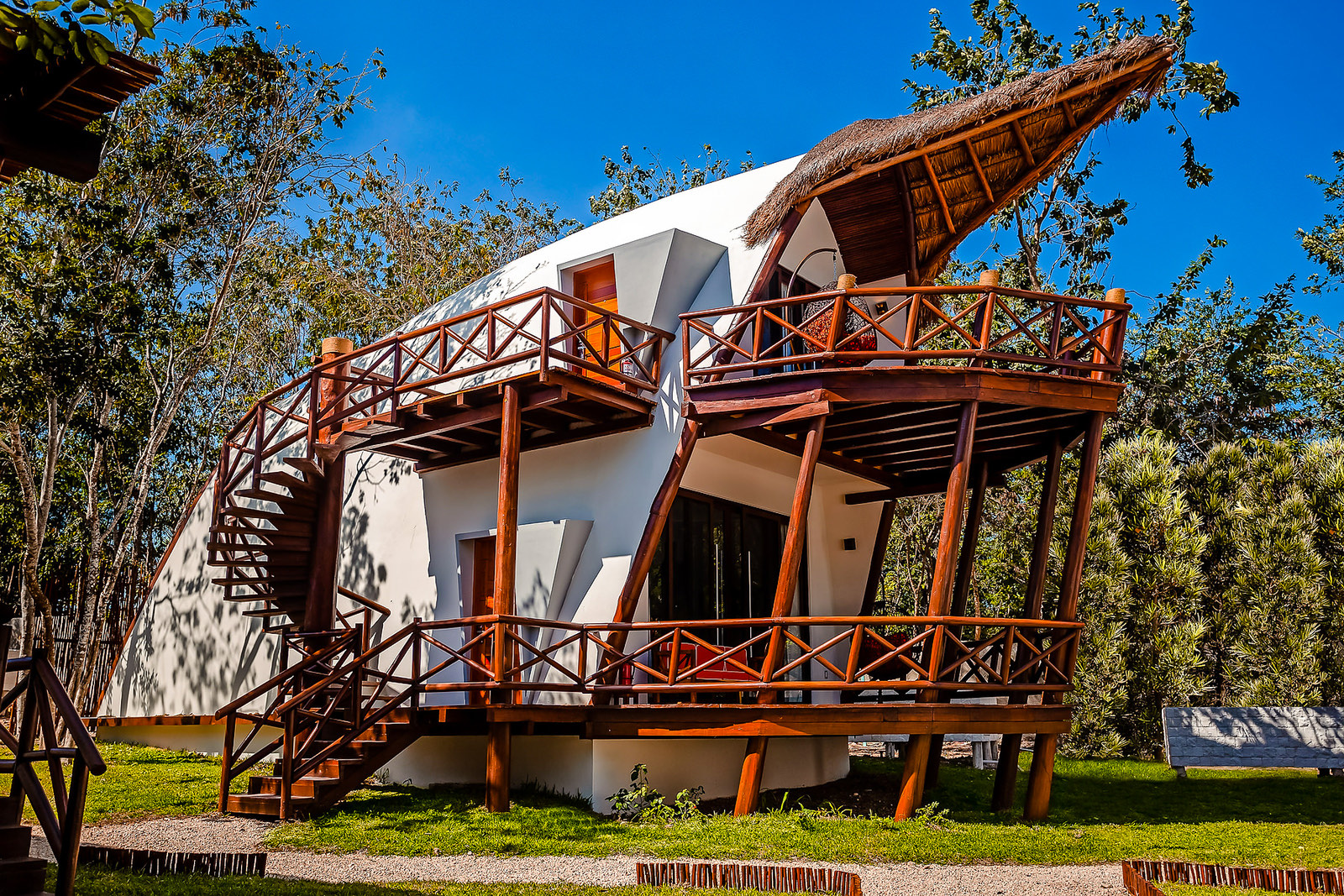 Villa de madera con escalera de caracol