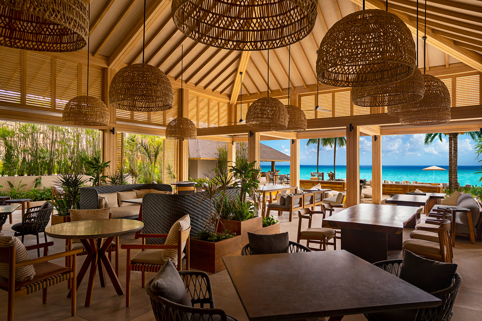 Restaurante con lámparas tejidas y vista al Caribe
