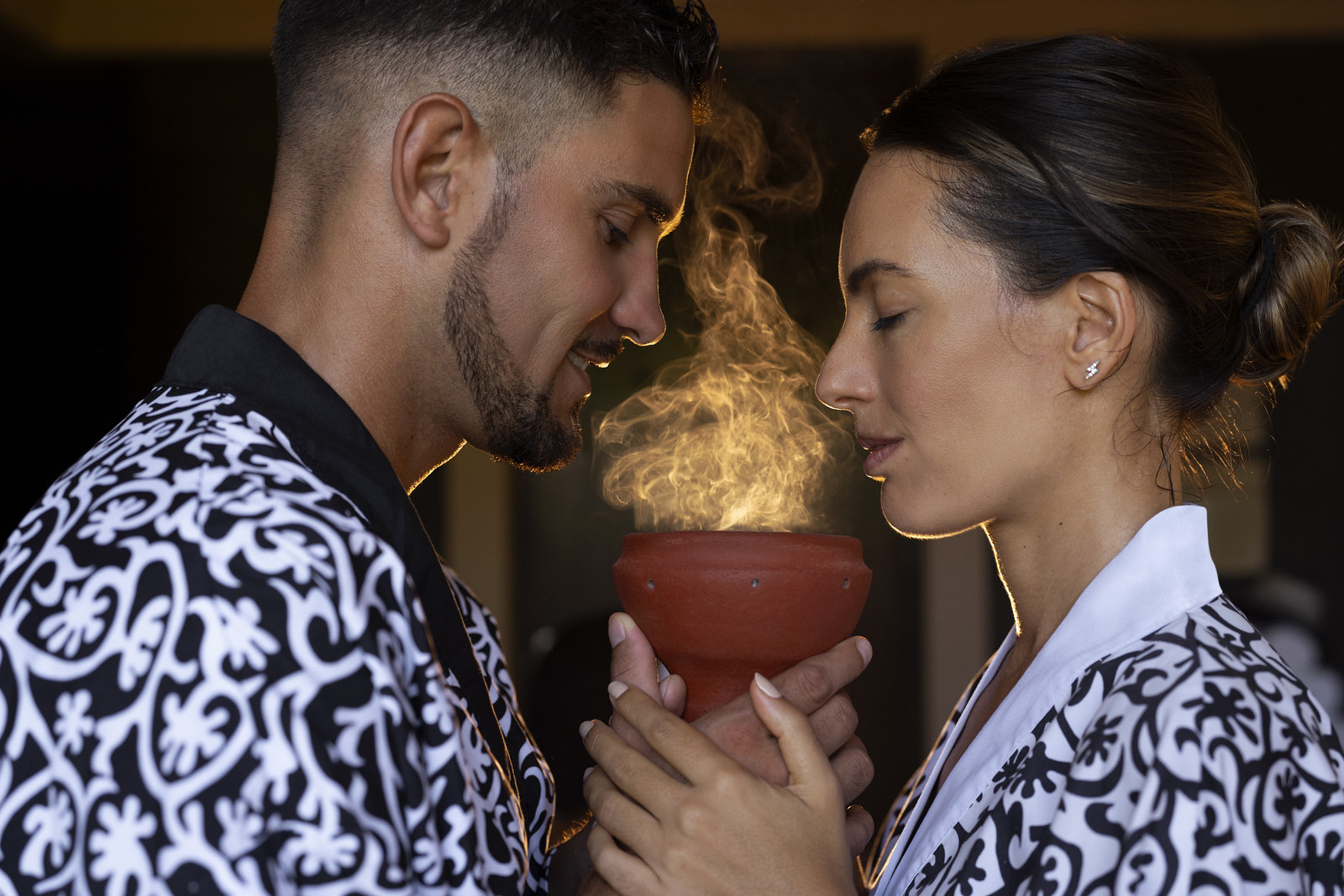Pareja en ritual de aromaterapia