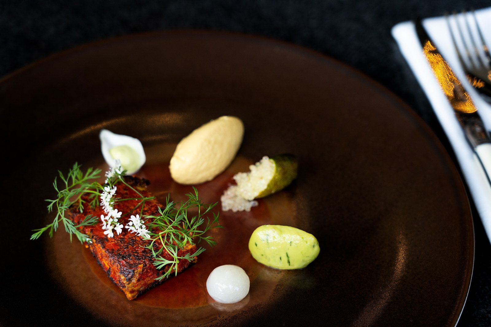 Detalle de platillo con salsa y hierbas