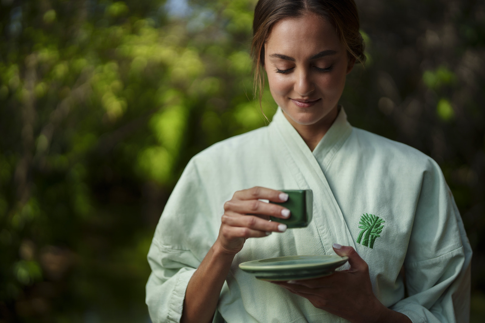 Huésped en bata sosteniendo una taza de té