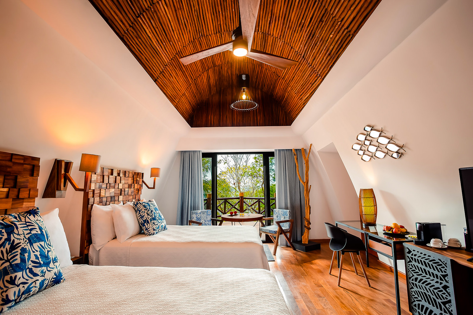 Habitación con techo de madera y textiles bordados