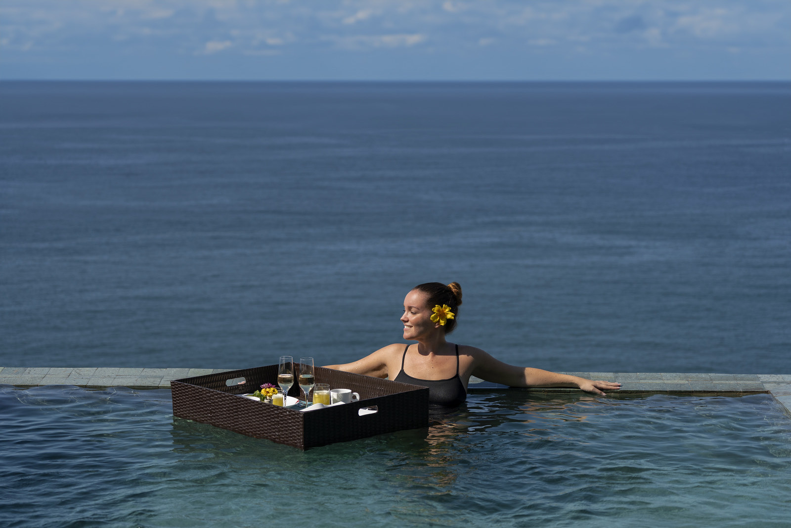 Huésped con desayuno flotante en alberca infinita