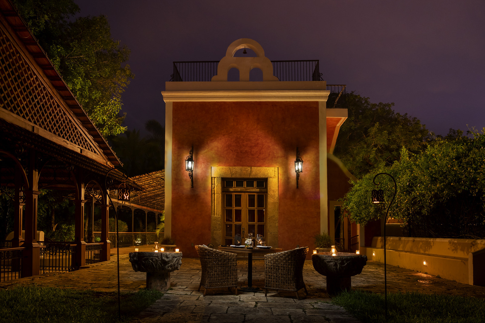 Capilla de la hacienda iluminada de noche