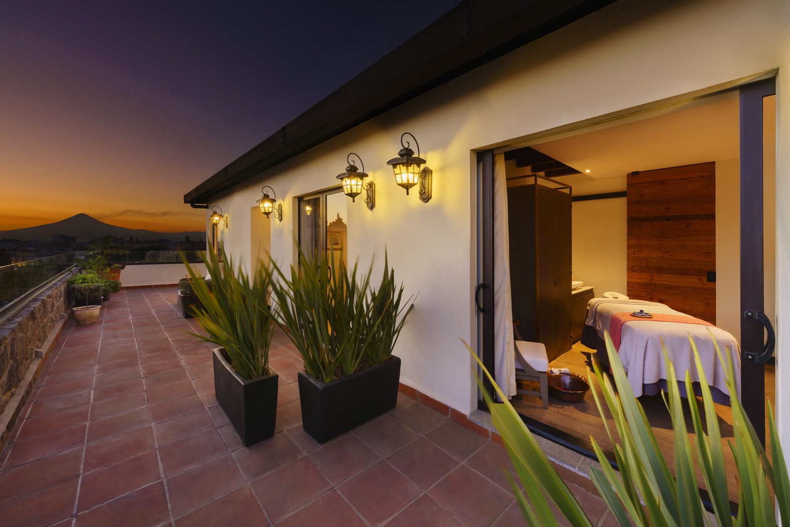 Terraza del spa con vista al volcán