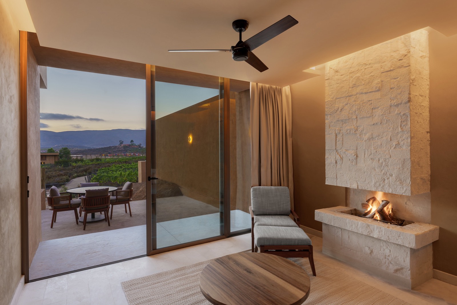 Estancia cálida con chimenea y ventanal