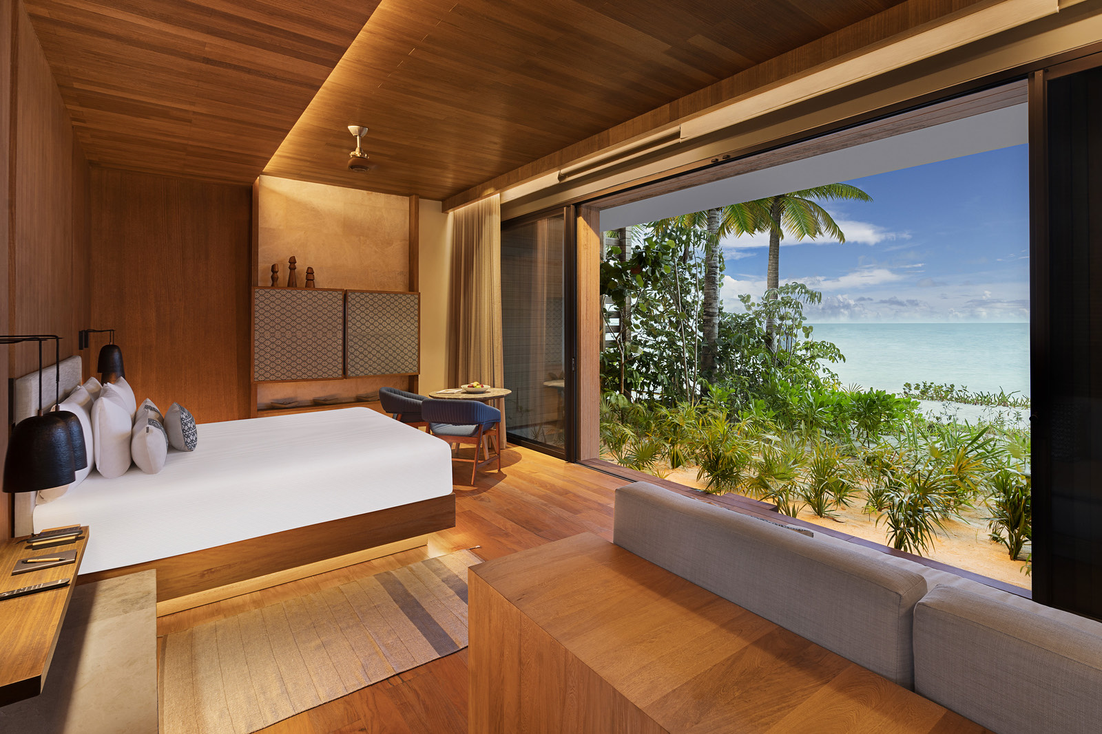 Suite de madera abierta a jardín y playa
