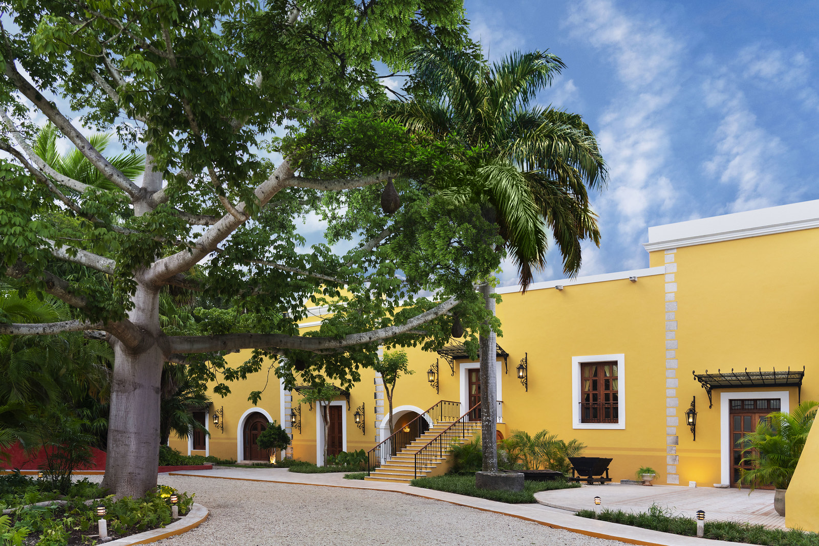 Fachada de la hacienda con ceiba monumental