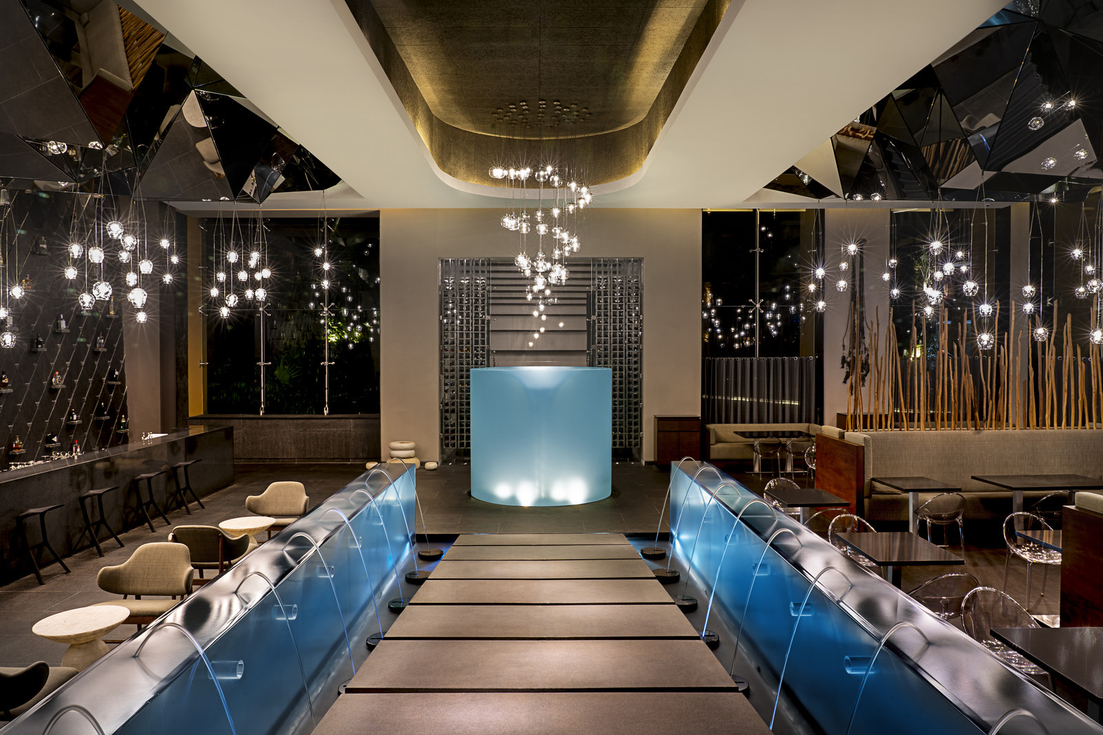 Salón de restaurante con canales de agua iluminados