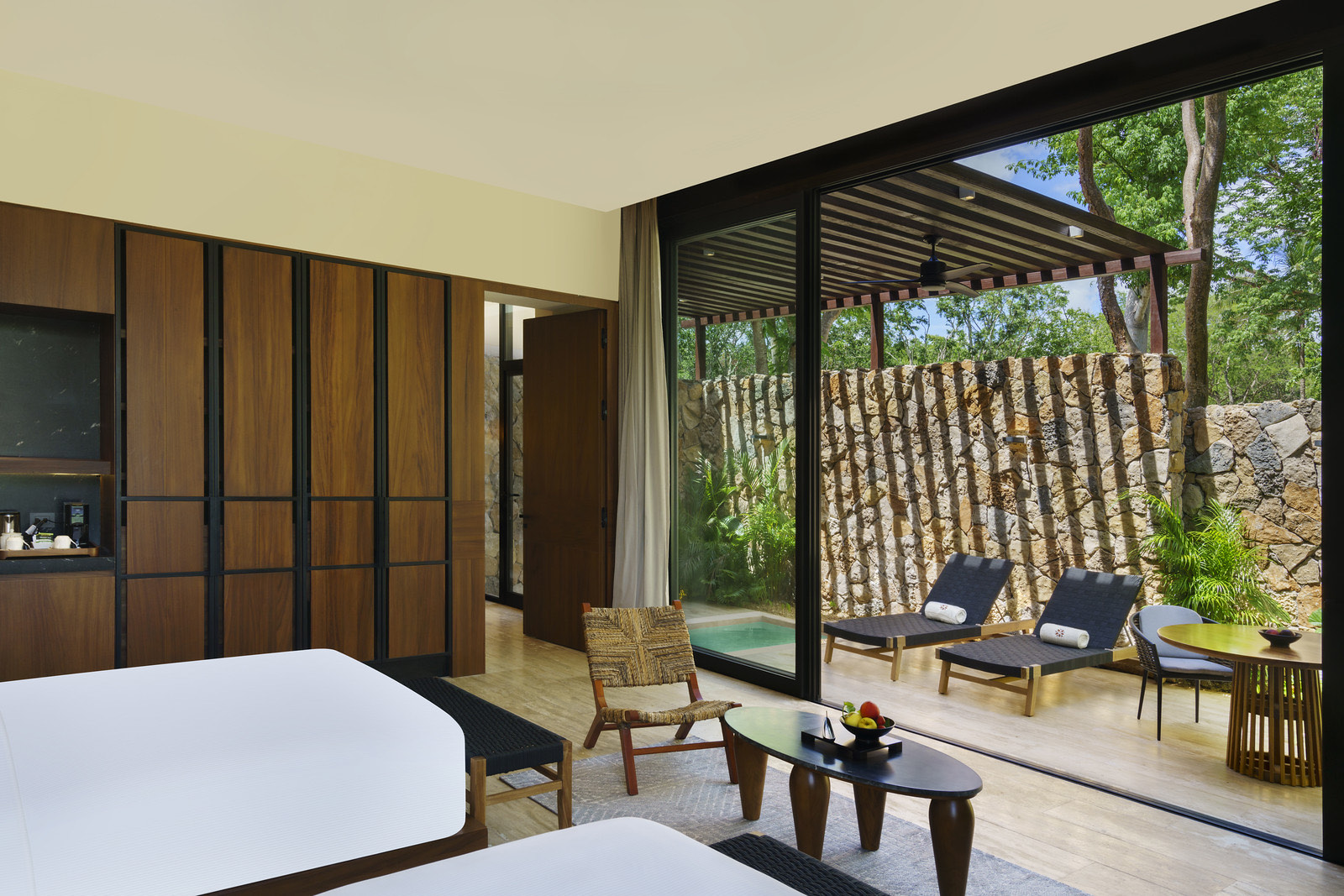 Suite con terraza privada y muro de piedra
