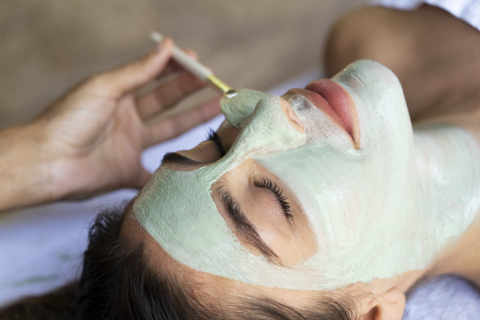 Detalle de mascarilla facial con pincel