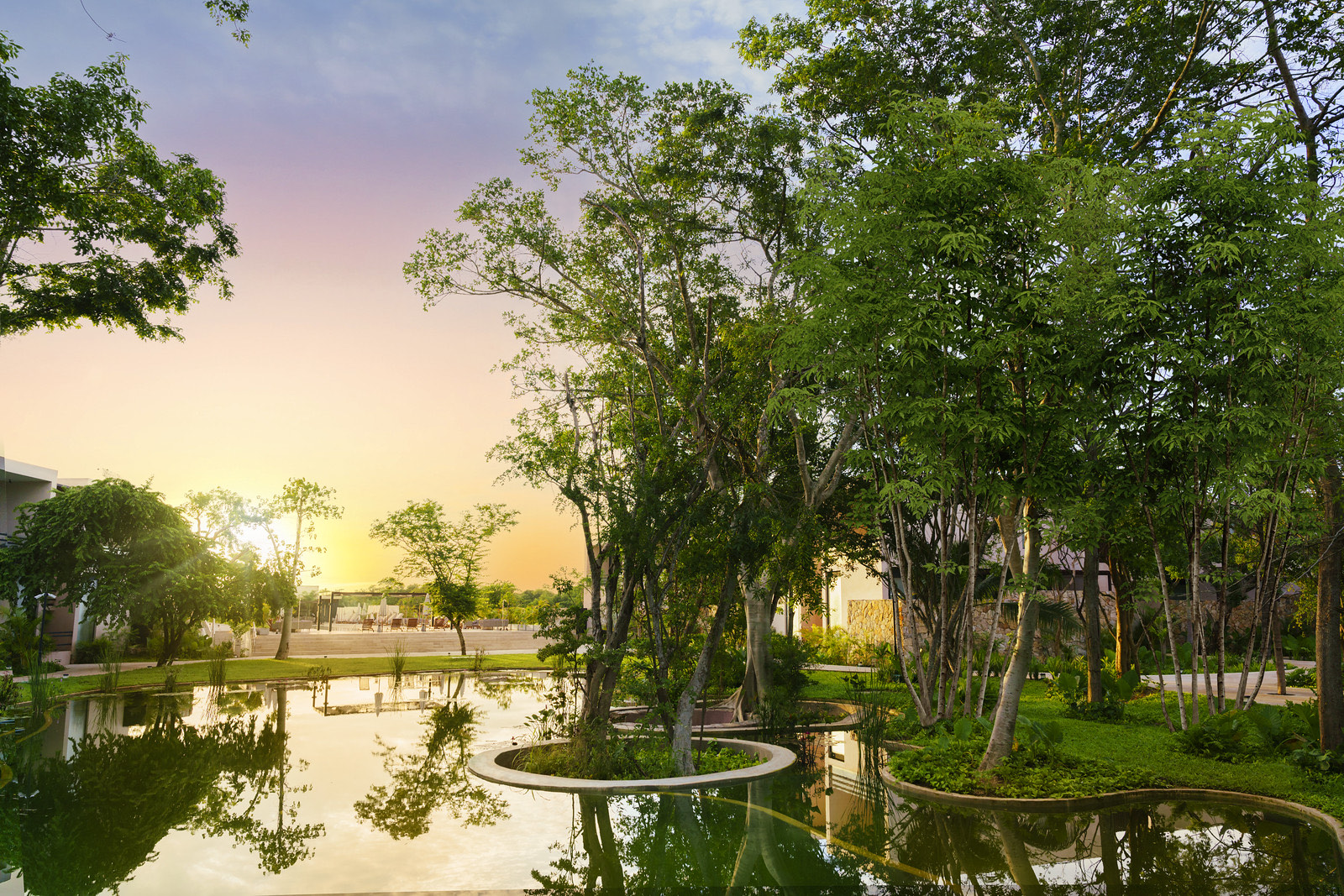Jardín con espejos de agua al atardecer