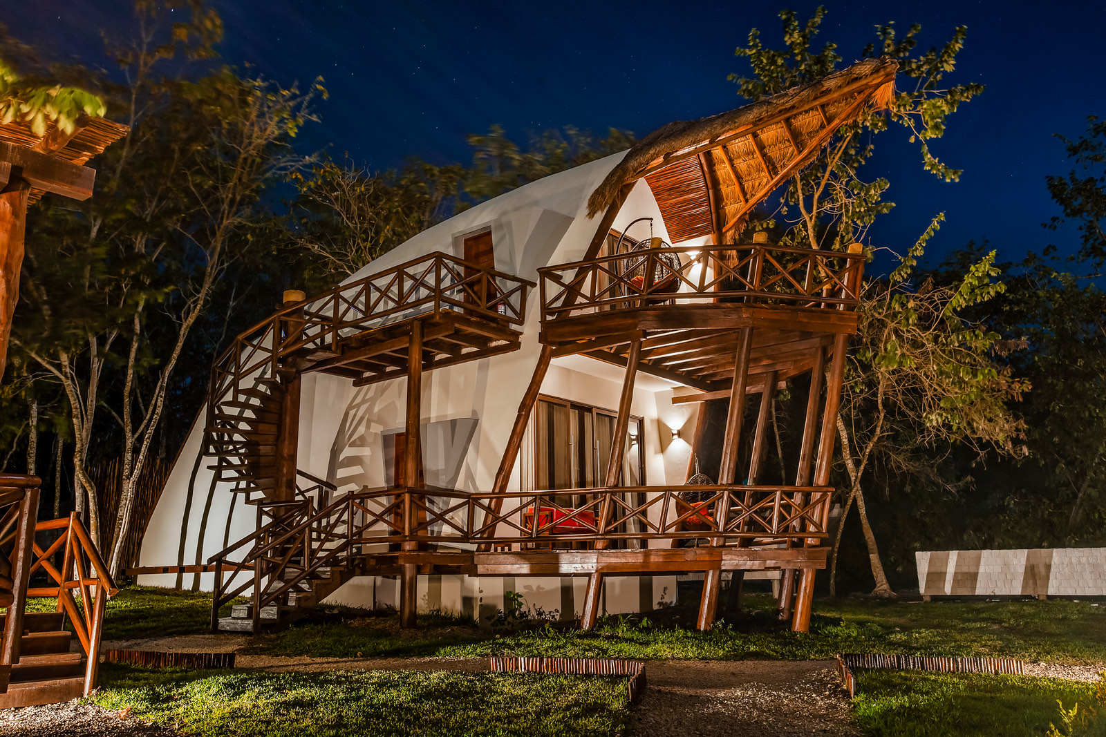 Villa iluminada bajo el cielo nocturno