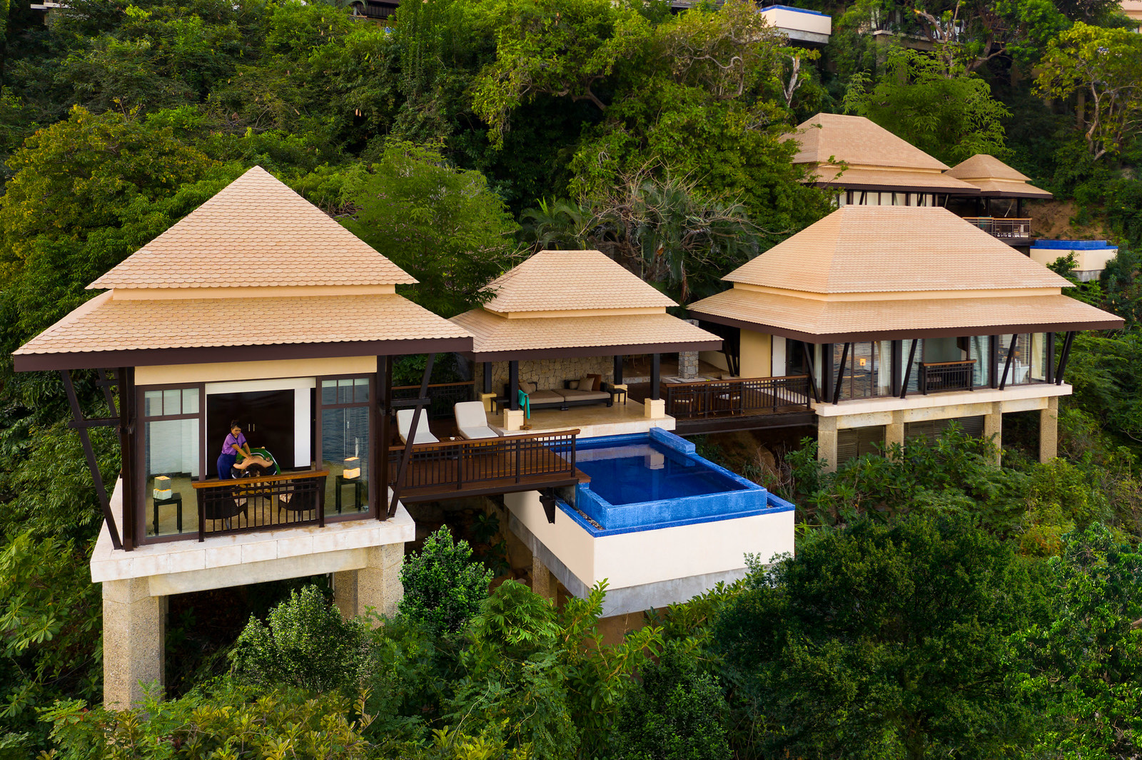 Villas con techos de dos aguas entre la vegetación