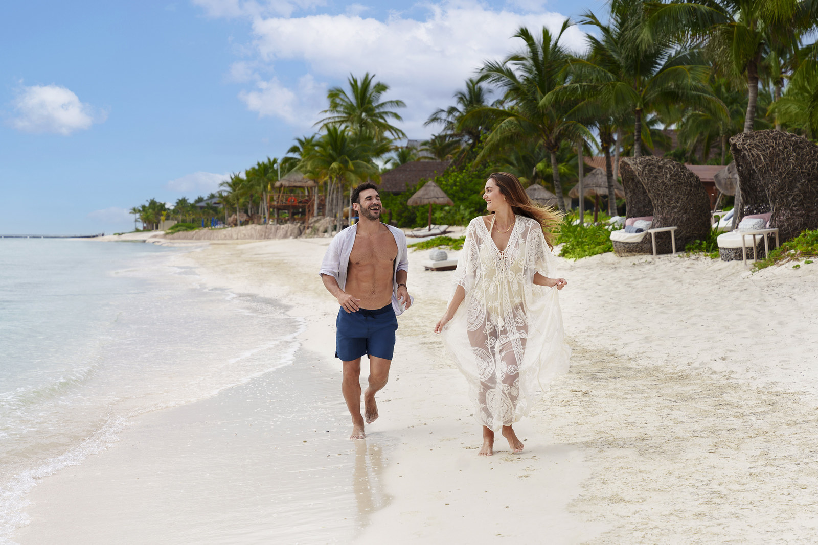 Pareja caminando en la playa