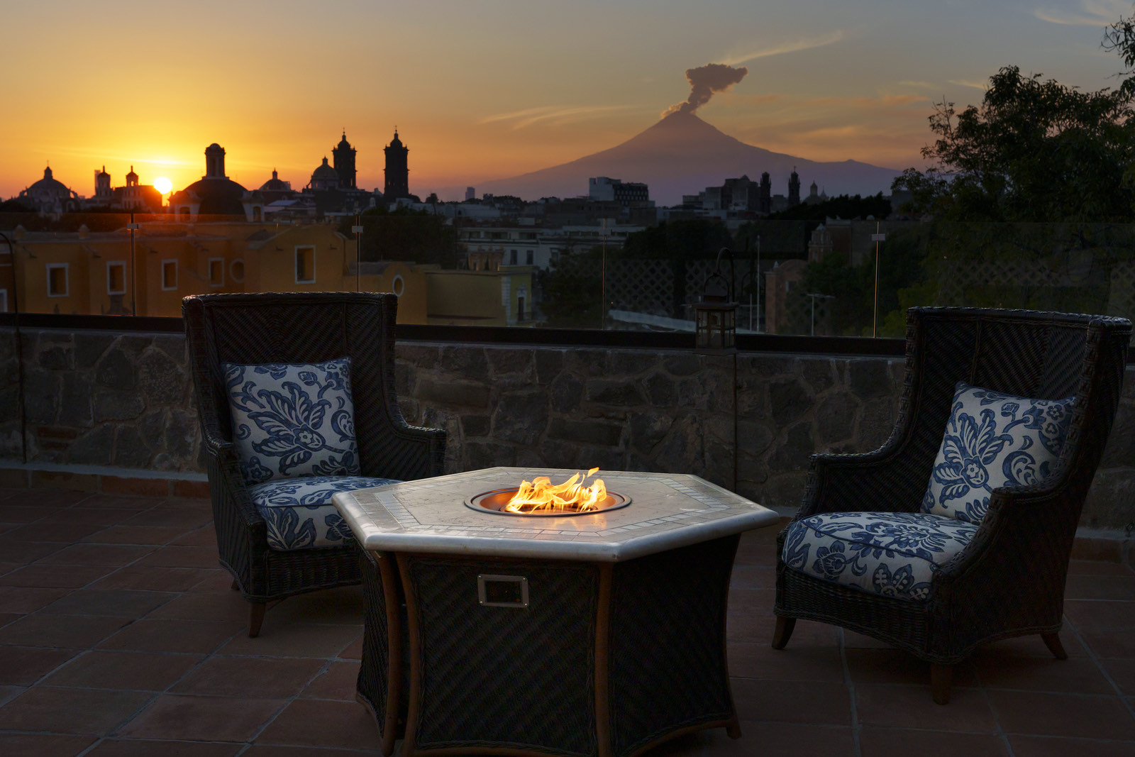 Fogatero en terraza con el Popocatépetl al fondo
