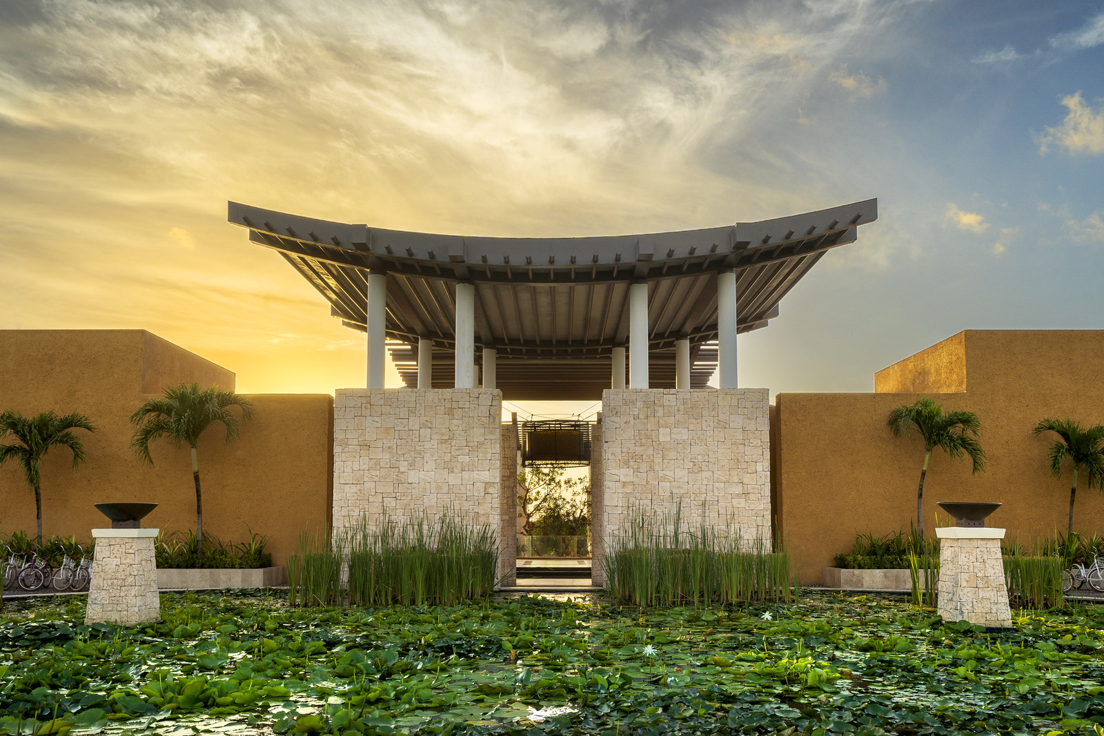 Entrada del spa con techo curvo al amanecer