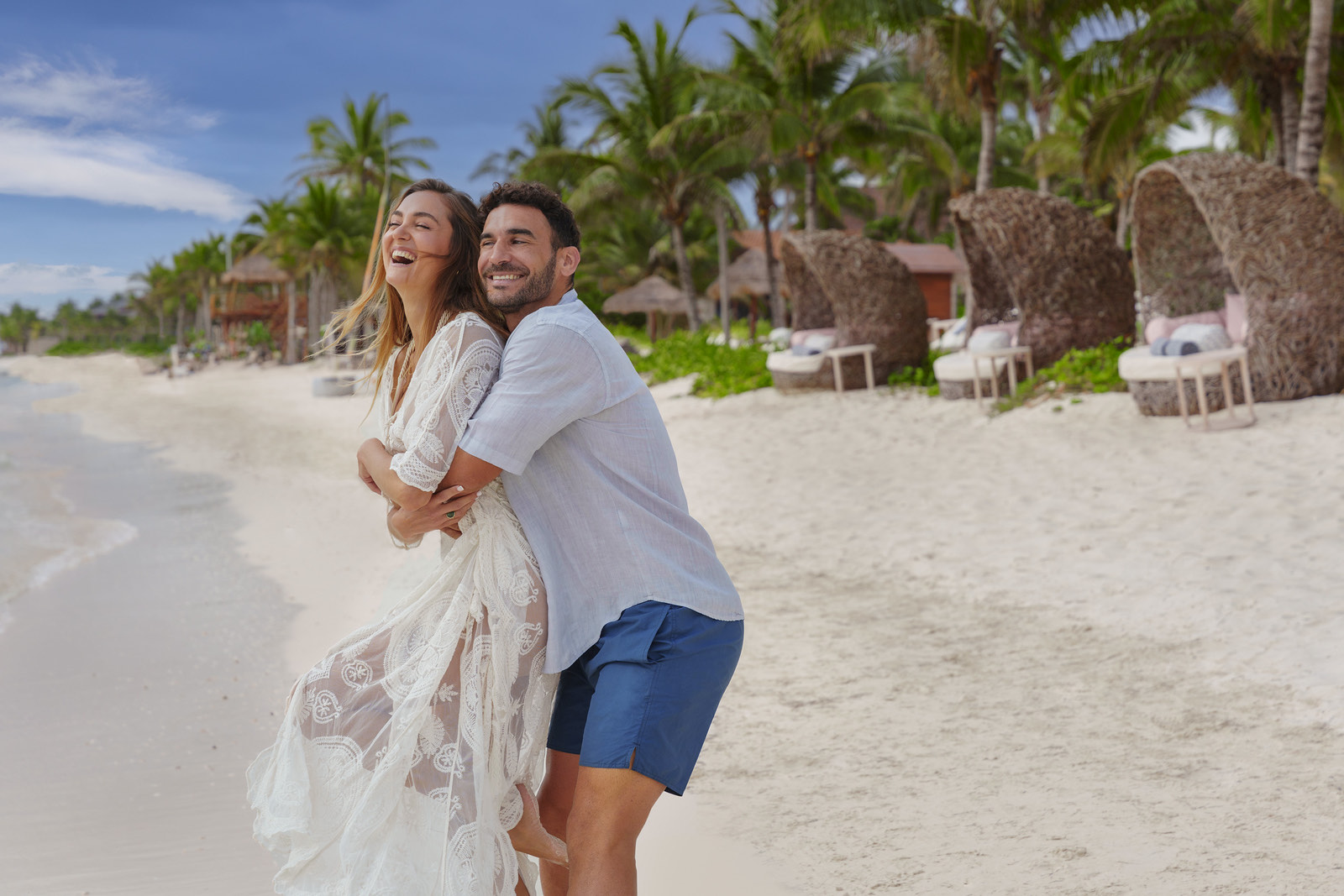 Pareja abrazada en la playa