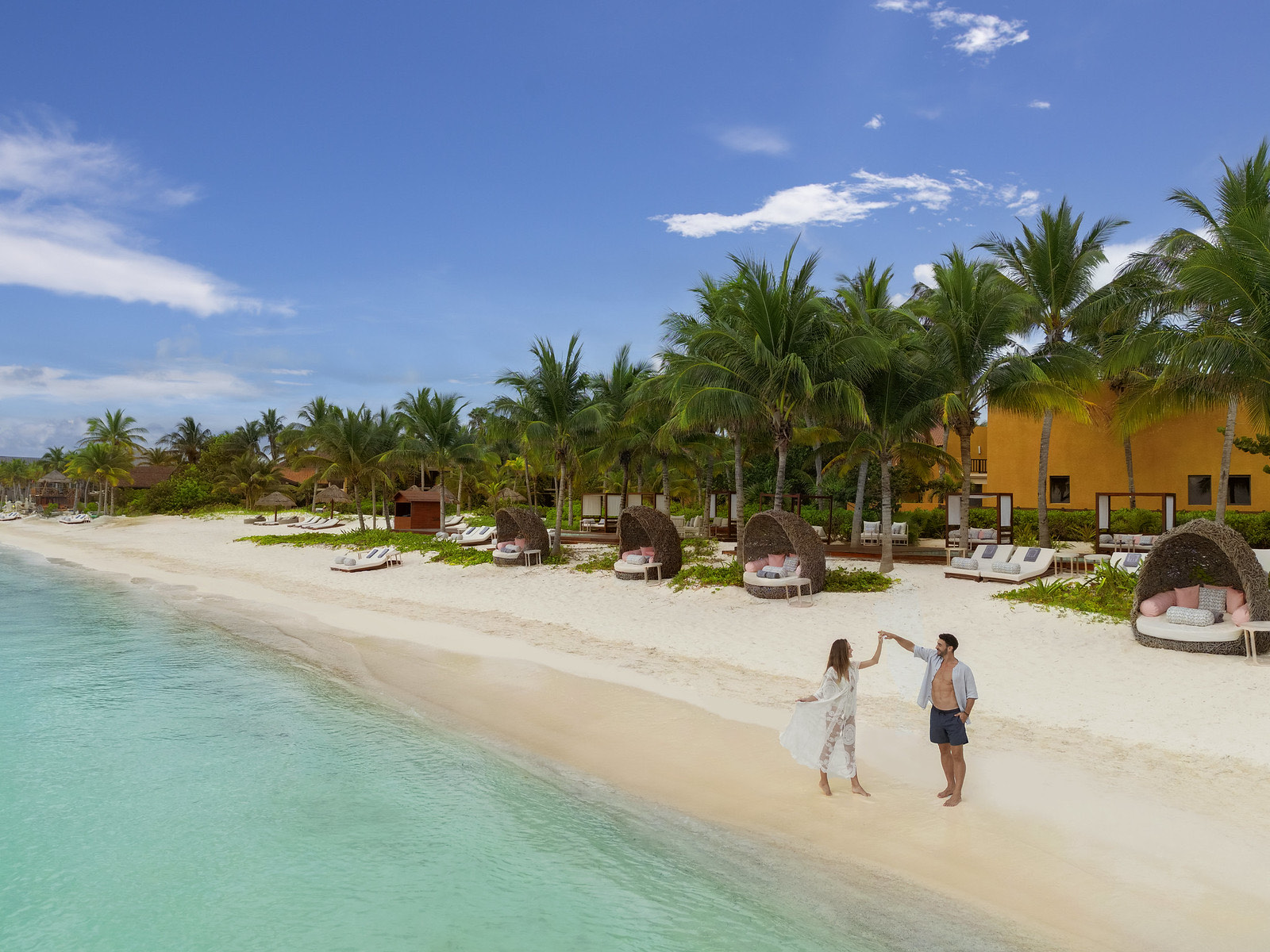 Pareja bailando en la orilla del mar Caribe