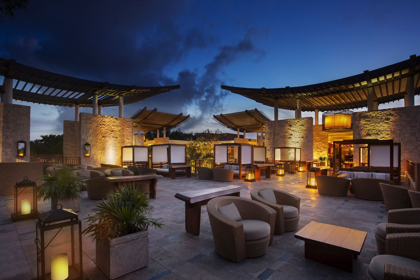Patio del spa iluminado con velas al anochecer