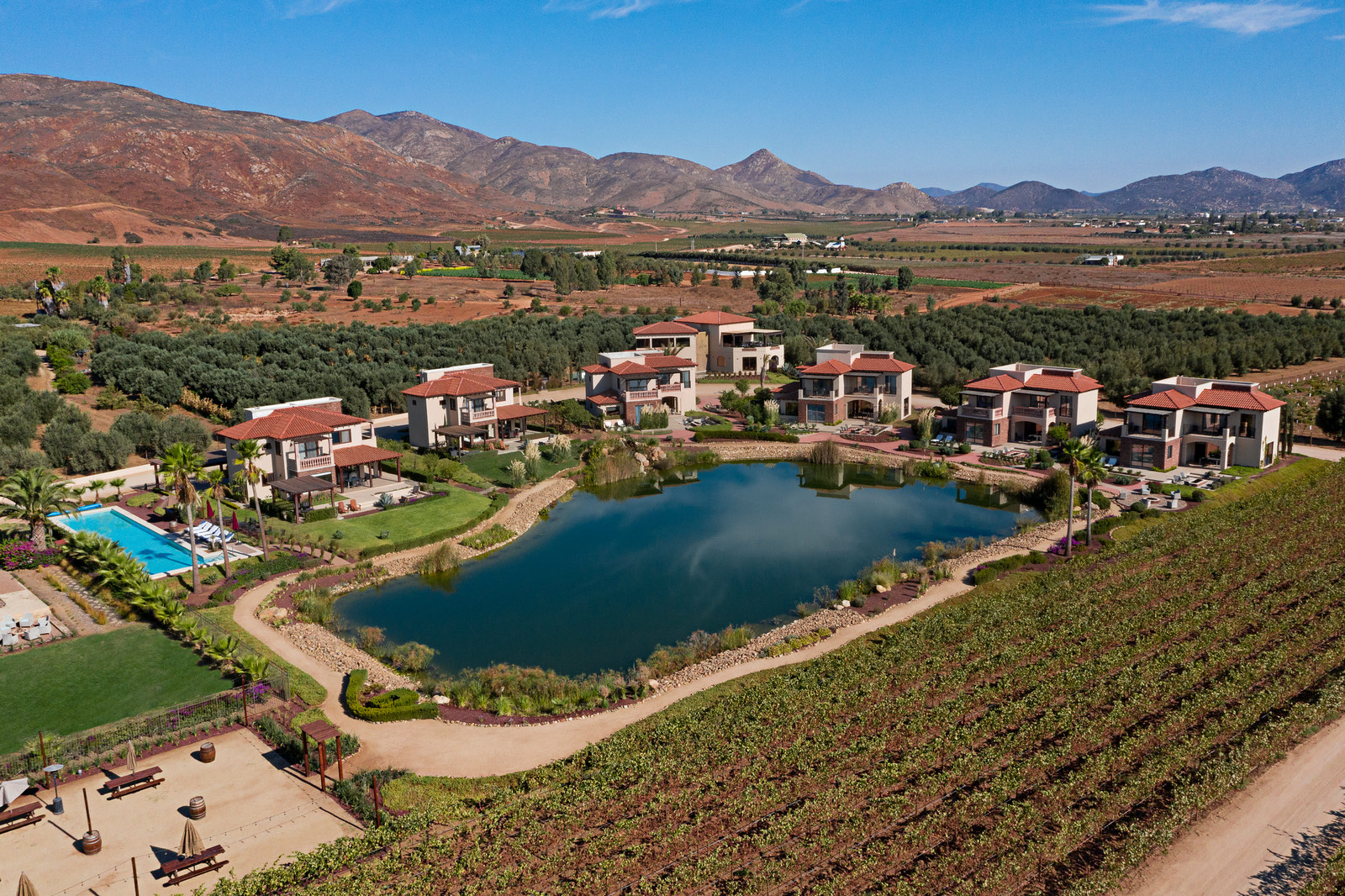 Vista aérea del resort entre viñedos y montañas