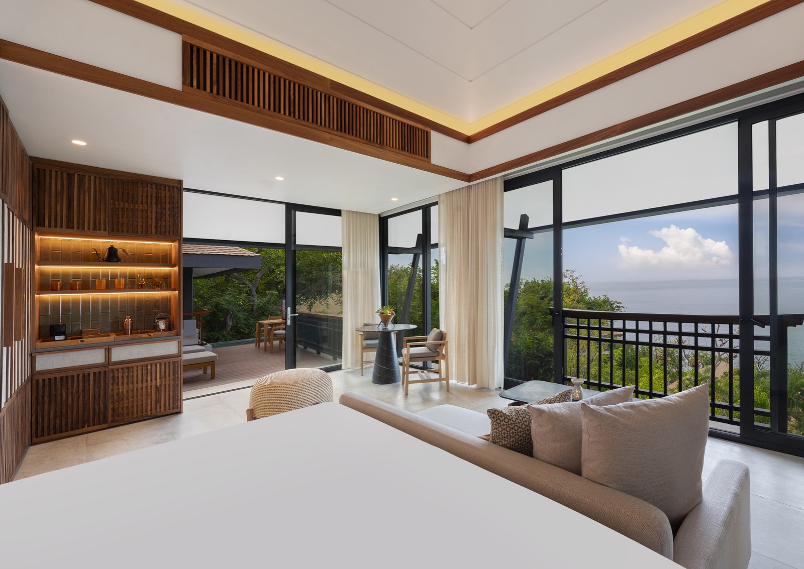 Suite con ventanales de piso a techo y vista a la bahía