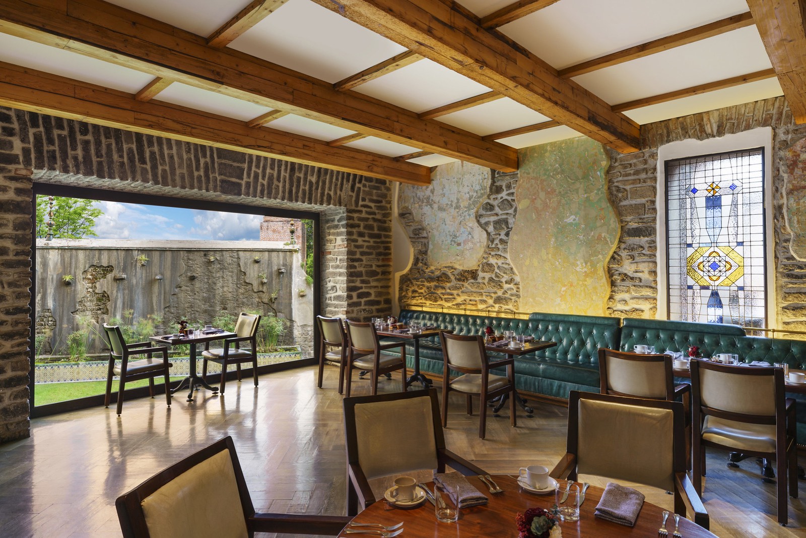 Restaurante con vigas de madera y vitral