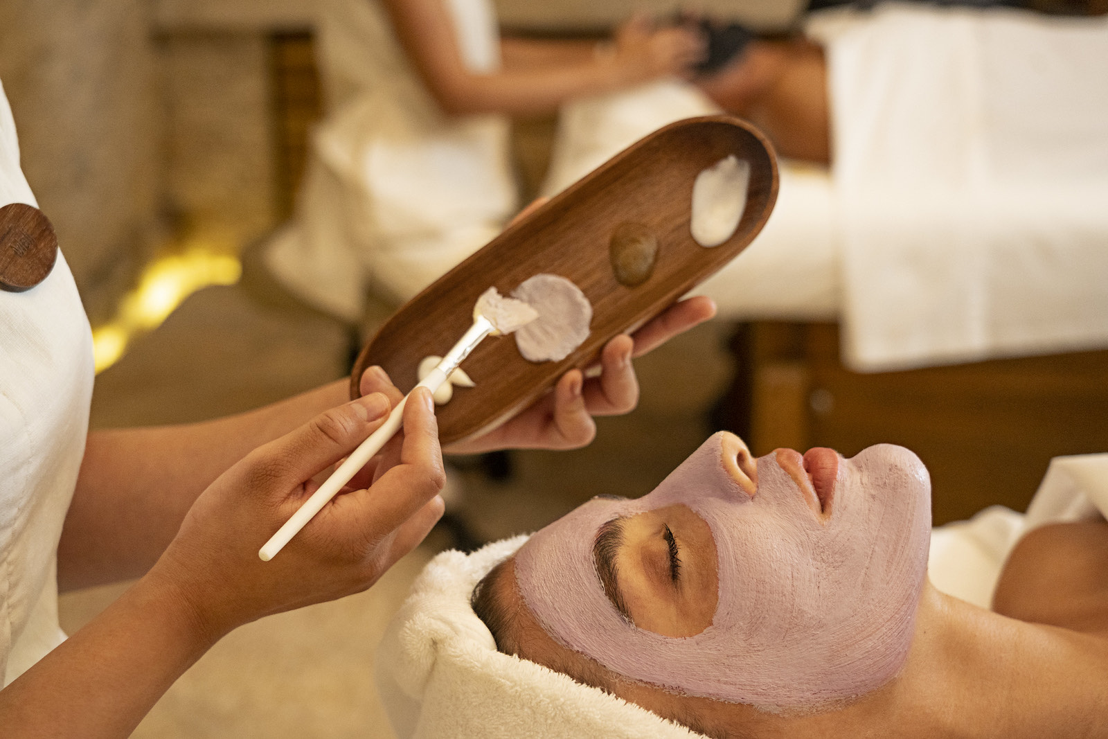 Terapeuta aplicando mascarilla facial