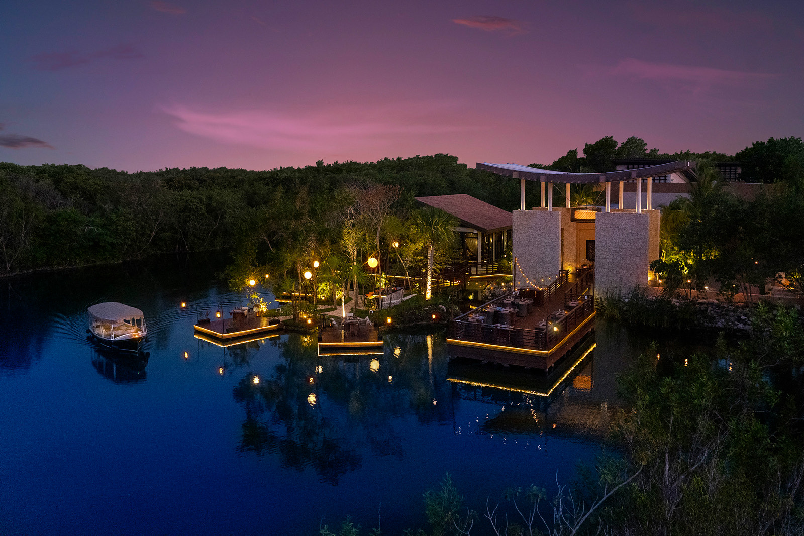 Resort iluminado sobre la laguna al anochecer