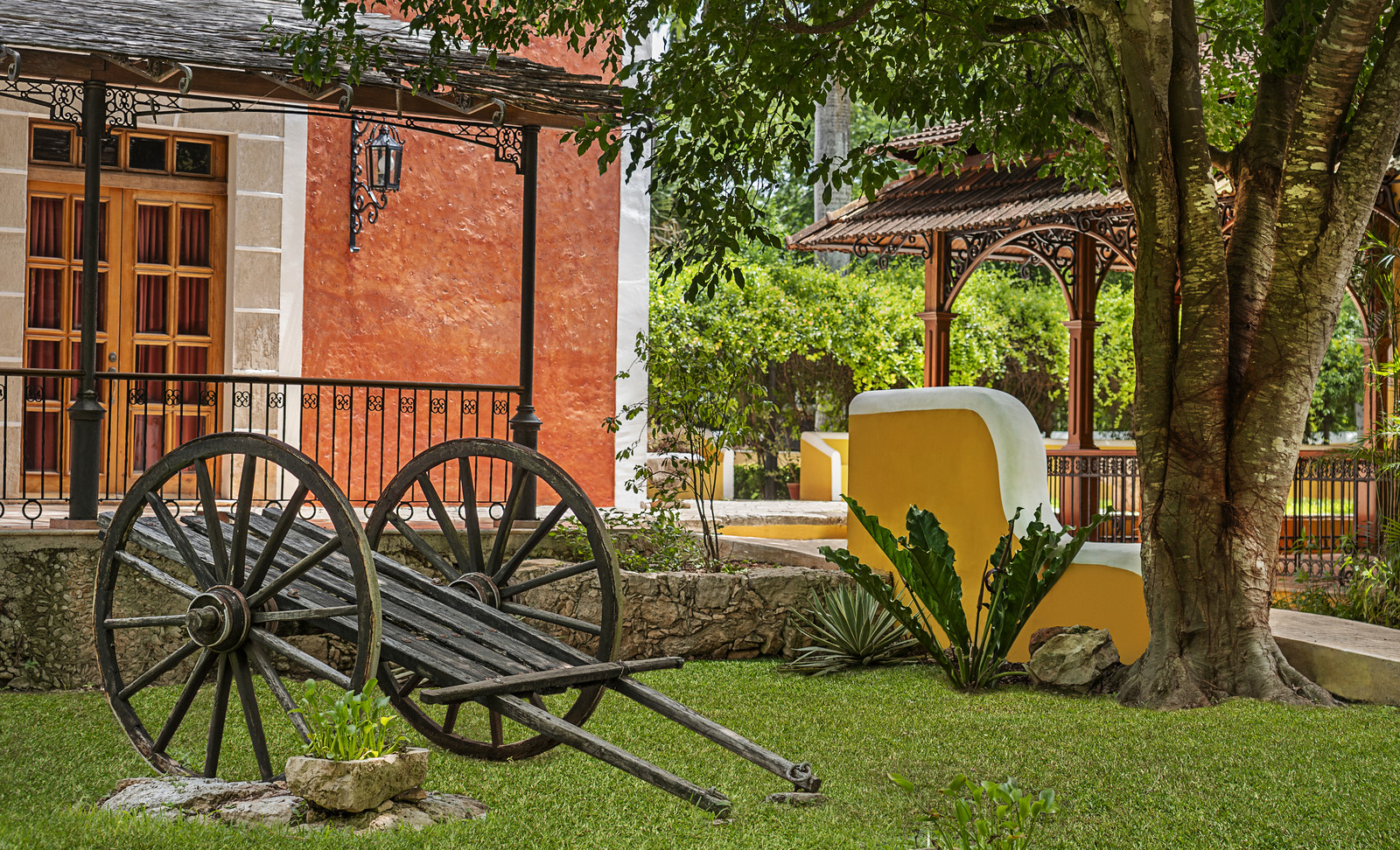 Carreta antigua frente a la casa de máquinas