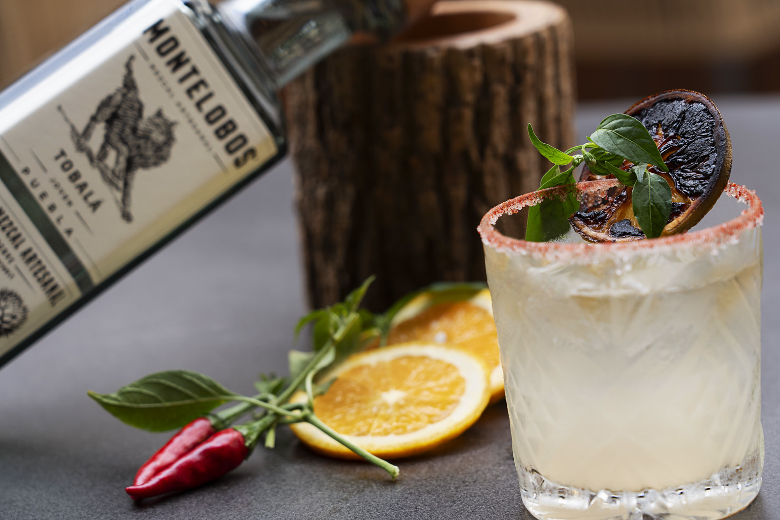 Coctel de mezcal con naranja quemada y chile