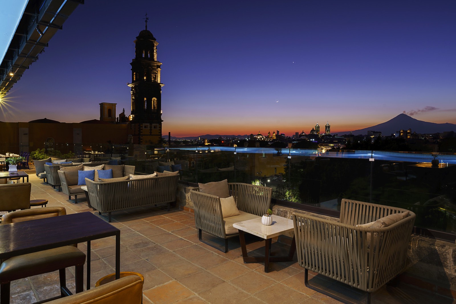 Terraza en azotea con la catedral al atardecer