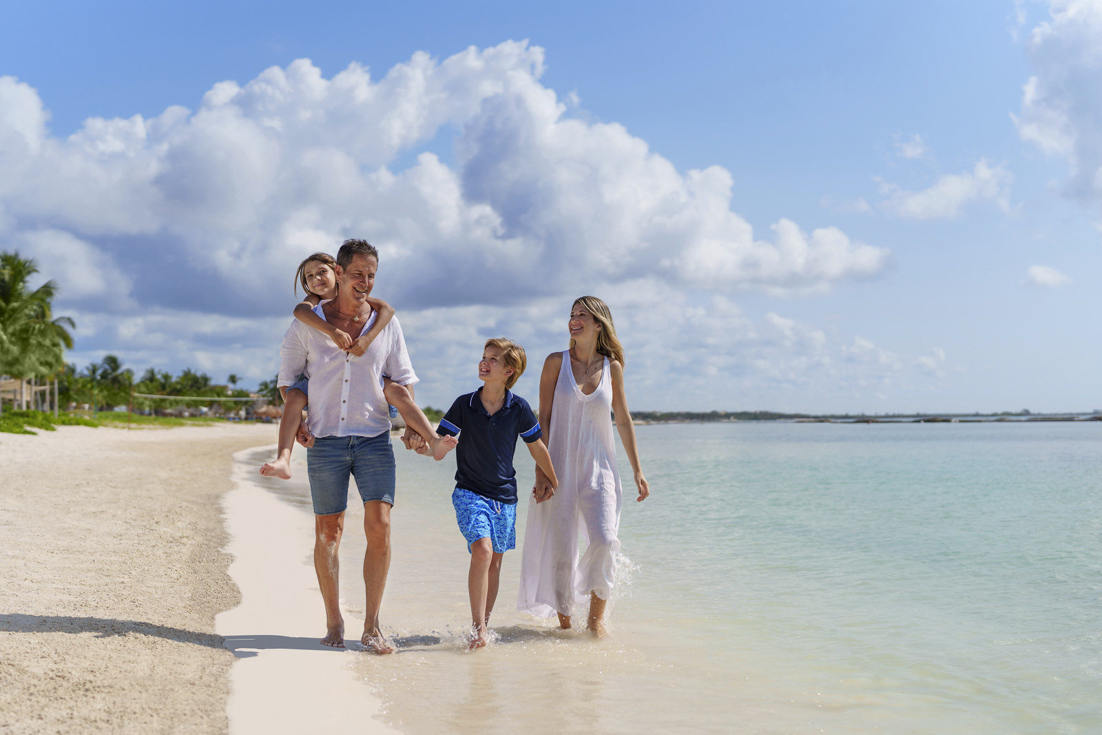 Familia caminando por la playa
