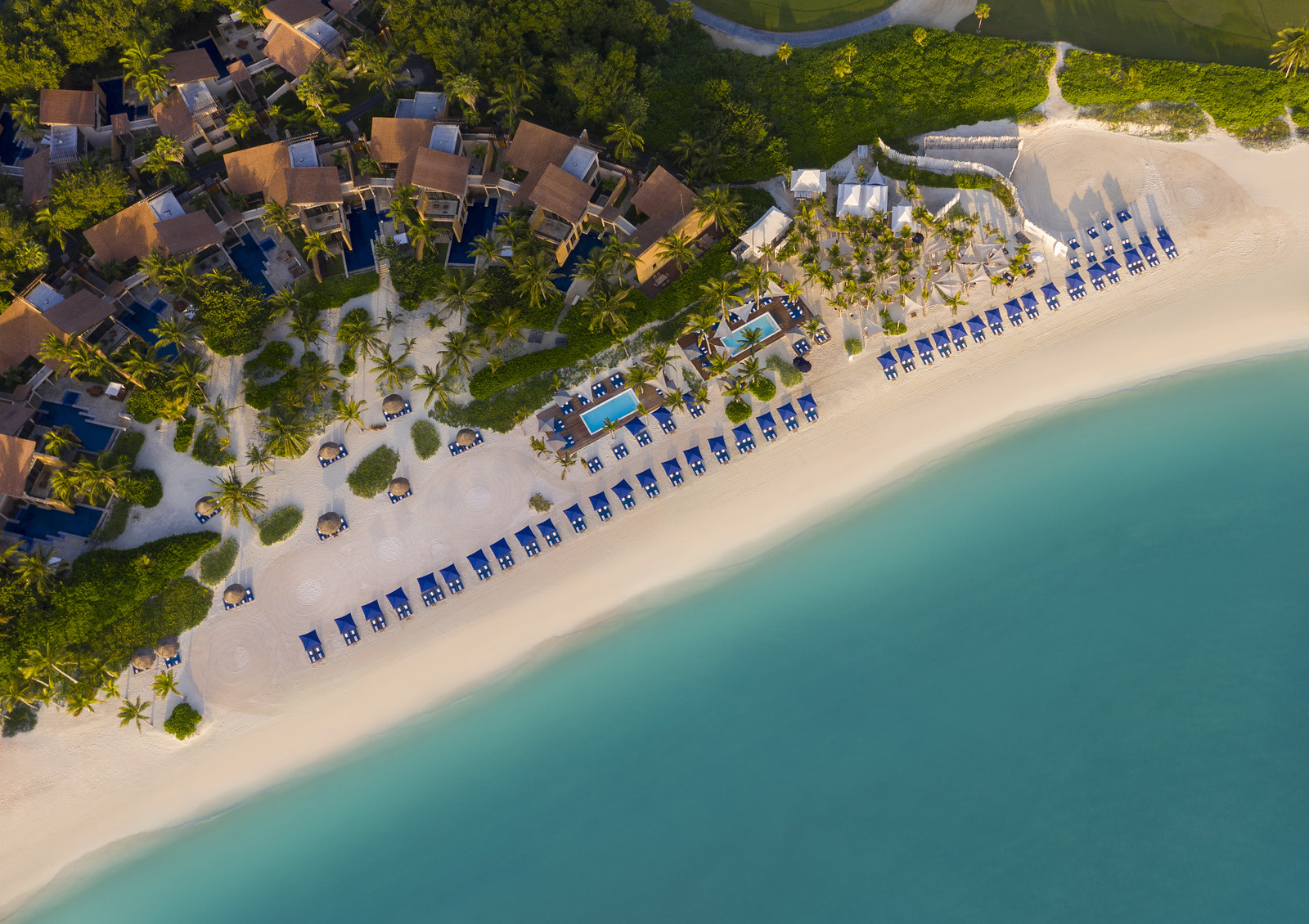 Vista aérea del resort entre selva y playa