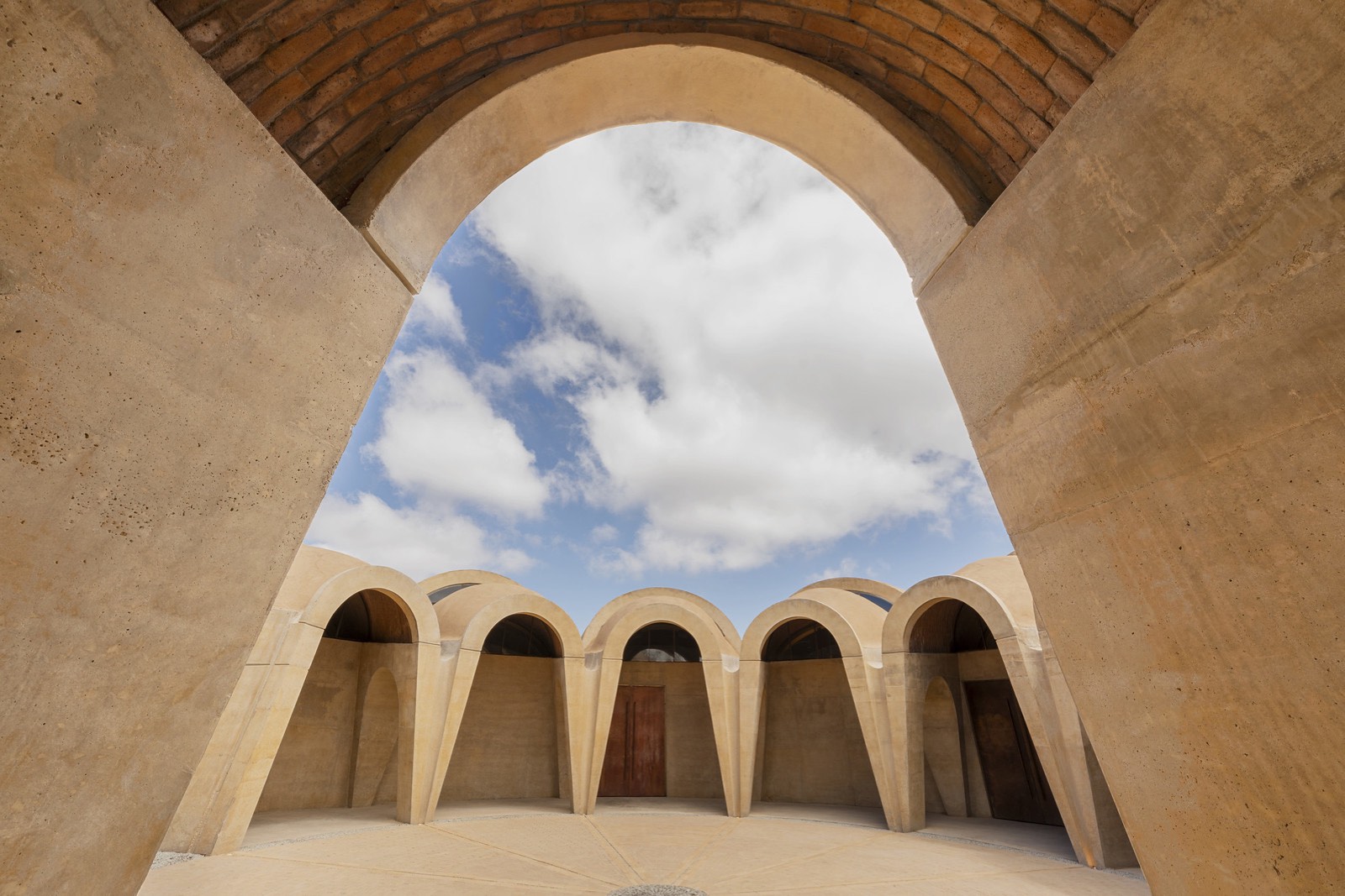 Arcos de tierra enmarcando el cielo
