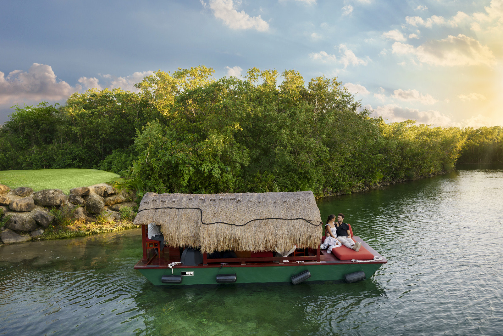 Lancha con palapa navegando la laguna