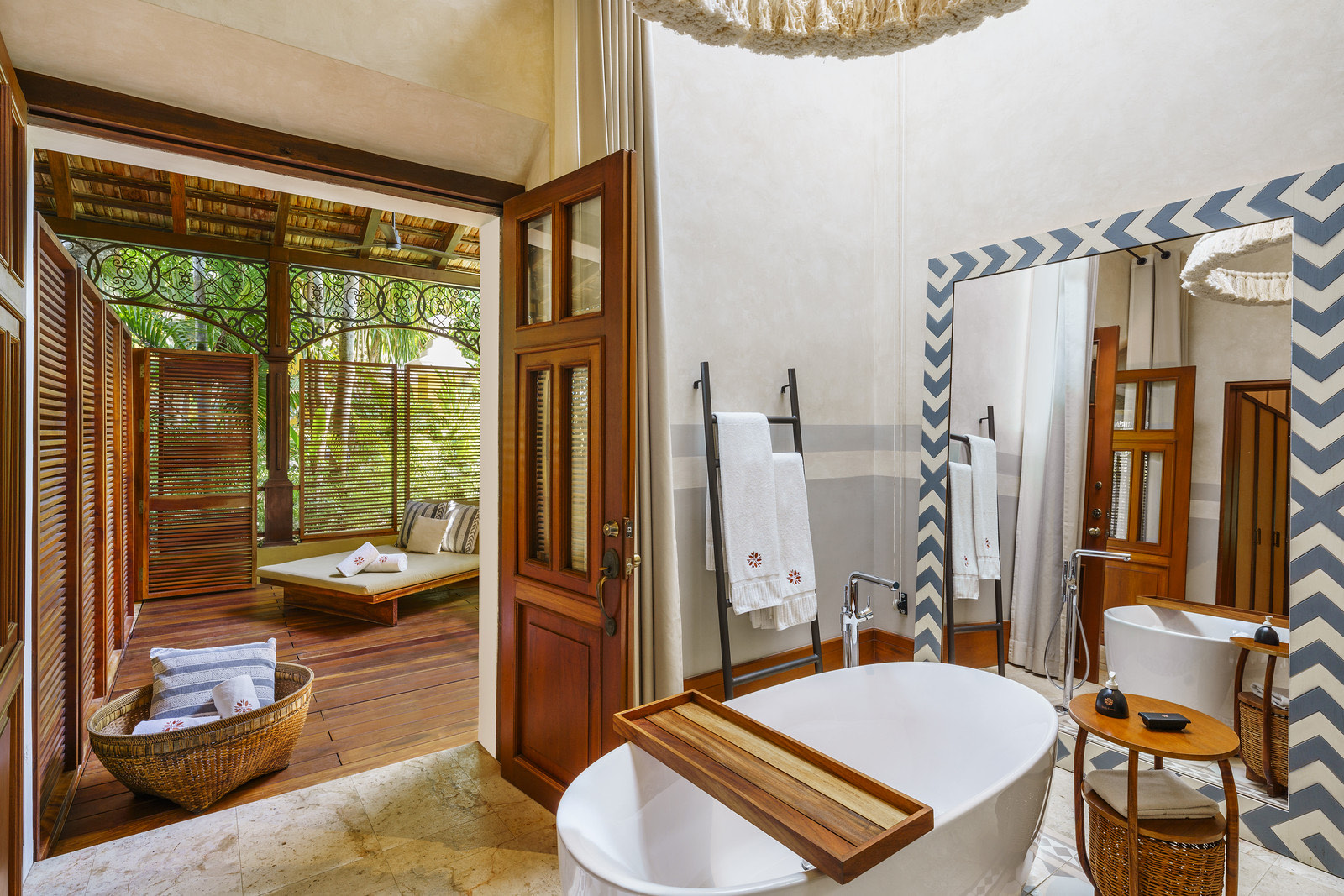 Baño con tina exenta y puertas de madera