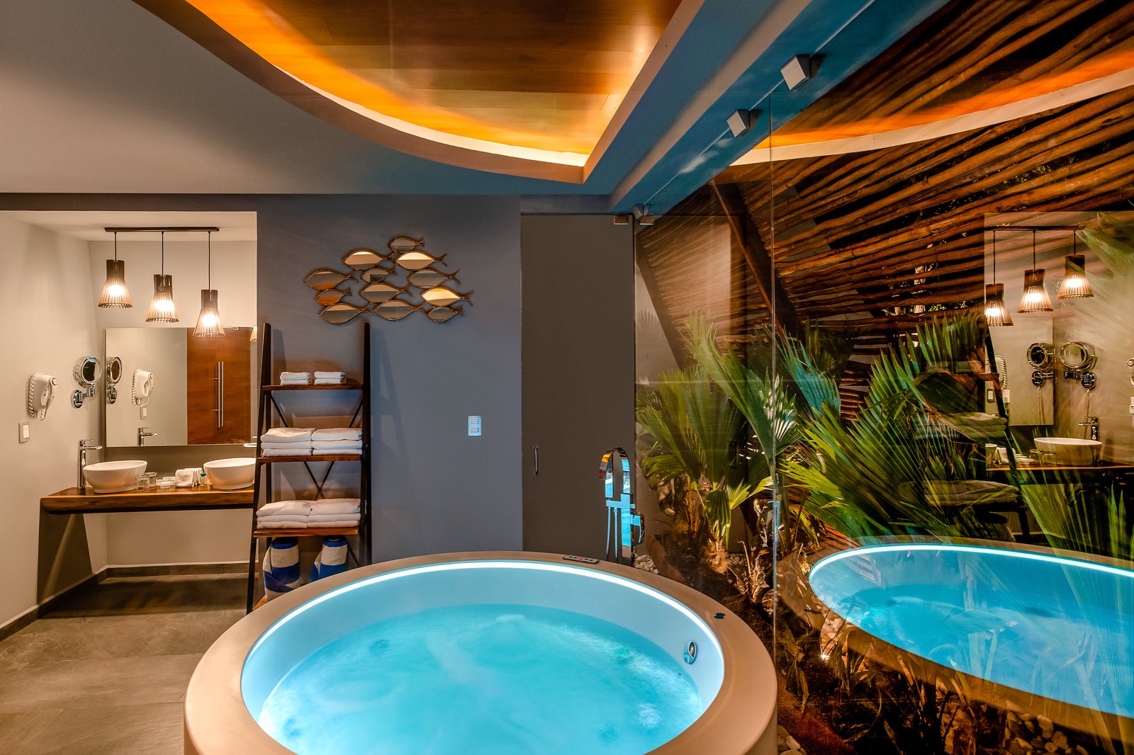 Spa con jacuzzis y plantas tropicales