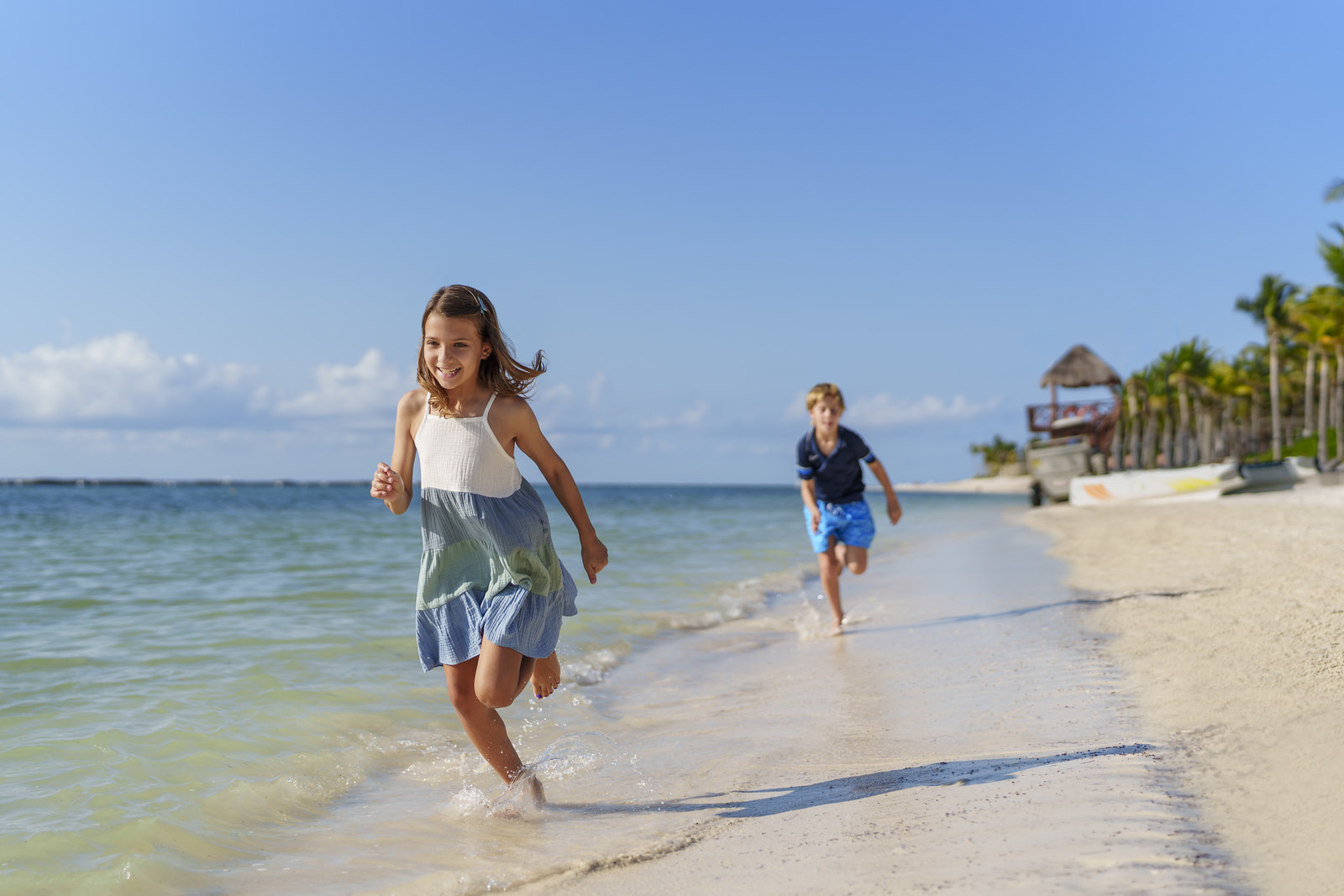 Niños corriendo en la orilla del mar