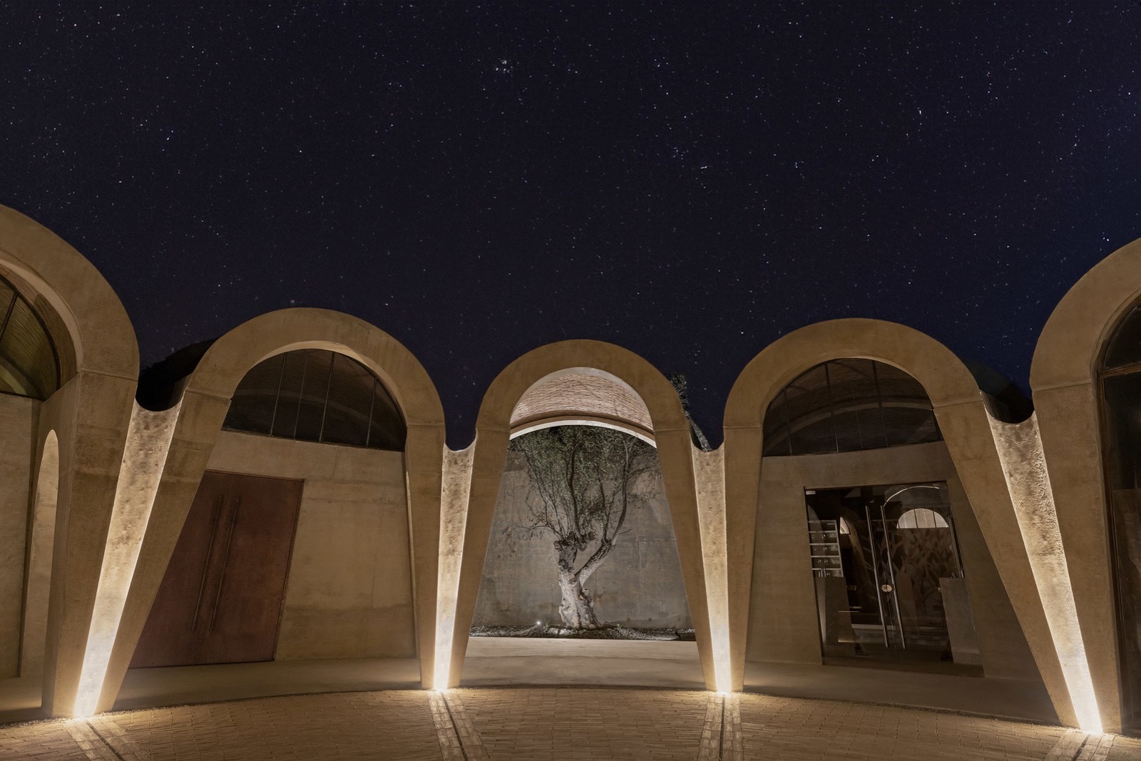 Bóvedas iluminadas bajo cielo estrellado