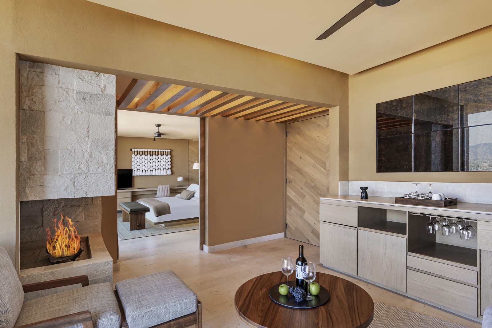 Suite con chimenea, cava y recámara al fondo