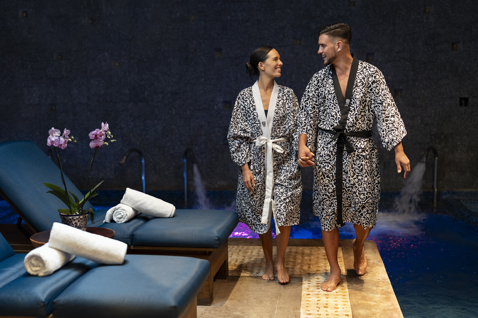 Pareja en batas en el área de hidroterapia